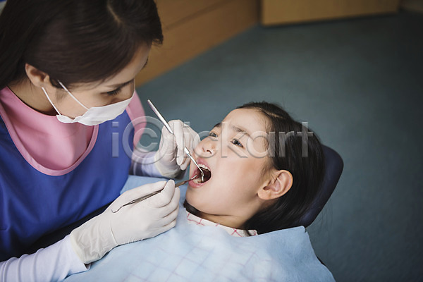 30대 두명 성인 어린이 여자 여자만 한국인 JPG 앞모습 포토 눕기 상반신 실내 앉기 의학 입벌림 치과 치과의사 치과진료 치위생사