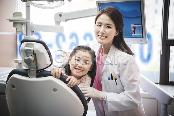 30대 두명 성인 어린이 여자 여자만 한국인 JPG 앞모습 포토 미소(표정) 실내 앉기 의학 치과 치과의사 치과진료