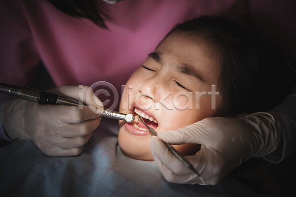 무서움 30대 두명 성인 어린이 여자 여자만 한국인 JPG 앞모습 포토 눈감음 눕기 상반신 실내 앉기 의학 치과 치과의사 치과진료