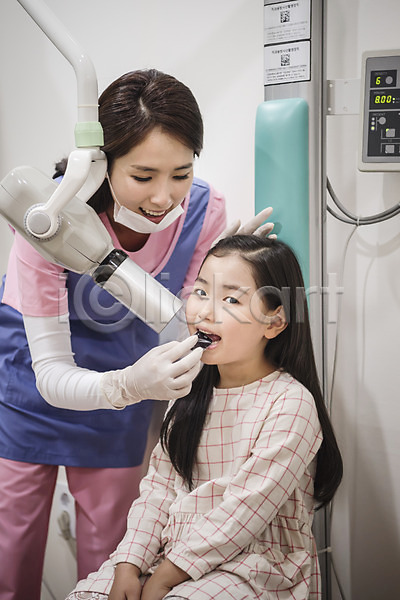 준비 30대 두명 성인 어린이 여자 여자만 한국인 JPG 앞모습 포토 상반신 서기 실내 앉기 엑스레이 의학 치과 치과의사 치과진료 치위생사