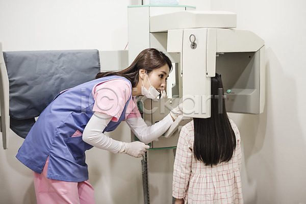 준비 30대 두명 성인 어린이 여자 여자만 한국인 JPG 뒷모습 옆모습 포토 상반신 서기 실내 엑스레이 의학 치과 치과의사 치과진료 치위생사