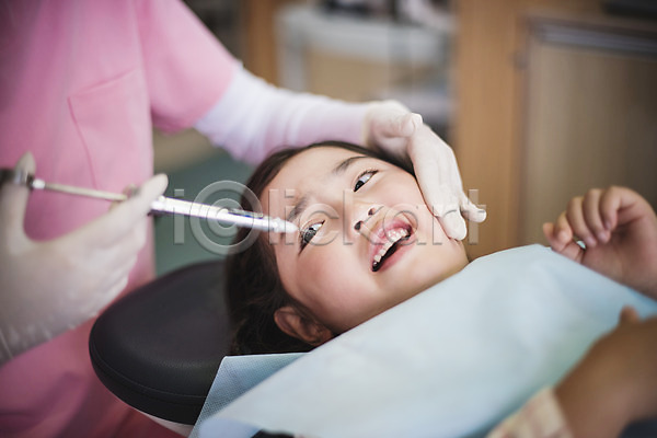30대 두명 성인 어린이 여자 여자만 한국인 JPG 앞모습 포토 눕기 상반신 실내 앉기 의학 주사기 치과 치과의사 치과진료
