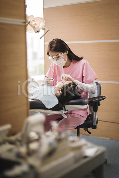 30대 두명 성인 어린이 여자 여자만 한국인 JPG 앞모습 옆모습 포토 눕기 상반신 실내 앉기 의학 치과 치과의사 치과진료 치료