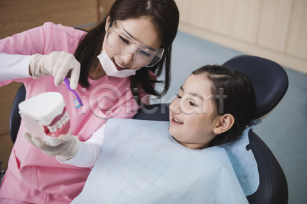 30대 두명 성인 어린이 여자 여자만 한국인 JPG 앞모습 포토 상반신 설명 실내 앉기 의학 치과 치과의사 치과진료 치아모형