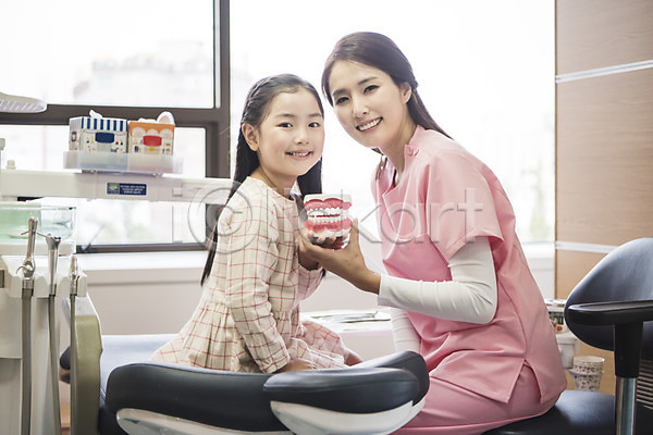30대 두명 성인 어린이 여자 여자만 한국인 JPG 옆모습 포토 들기 미소(표정) 상반신 실내 앉기 의학 치과 치과의사 치과진료 치아모형