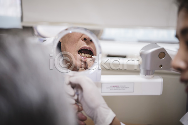 30대 60대 남자 노년 두명 성인 성인만 여자 한국인 JPG 뒷모습 포토 거울 들기 상반신 실내 앉기 의학 진료실 치과 치과용품 치과의사 치과진료 치아