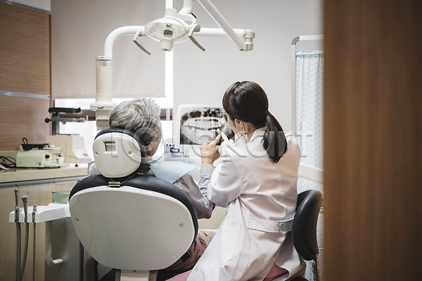 30대 60대 남자 노년 두명 성인 성인만 여자 한국인 JPG 뒷모습 포토 상반신 설명 실내 앉기 엑스레이 의학 치과 치과용품 치과의사 치과진료