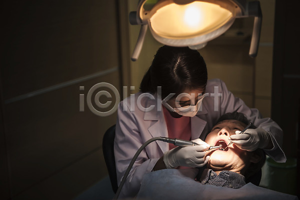 30대 60대 남자 노년 두명 성인 성인만 여자 한국인 JPG 앞모습 포토 눕기 상반신 실내 앉기 어둠 의학 조명 치과 치과의사 치과진료