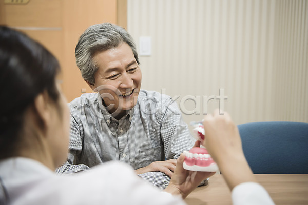 30대 60대 남자 노년 두명 성인 성인만 여자 한국인 JPG 뒷모습 앞모습 포토 상담 상반신 설명 실내 앉기 의학 치과 치과의사 치과진료 치아모형