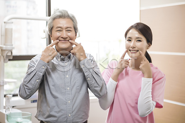 30대 60대 남자 노년 두명 성인 성인만 여자 한국인 JPG 앞모습 포토 미소(표정) 상반신 서기 손짓 실내 의학 진료실 치과 치과용품 치과의사 치과진료 치위생사