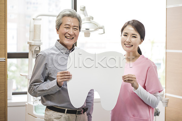 30대 60대 남자 노년 두명 성인 성인만 여자 한국인 JPG 앞모습 포토 들기 미소(표정) 상반신 서기 실내 의학 진료실 치과 치과용품 치과의사 치과진료 치아모형 치위생사