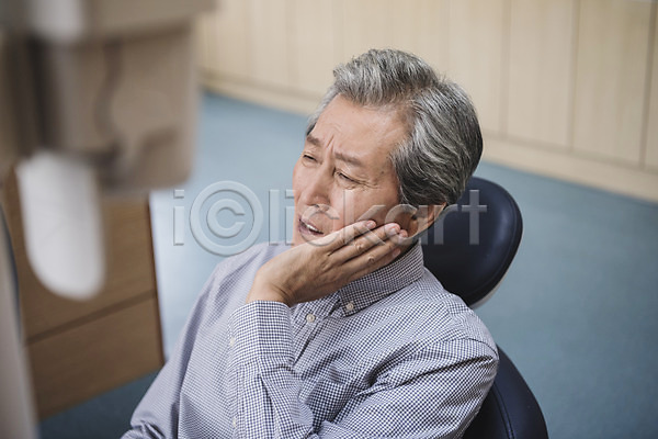 고통 60대 남자 노년 노인남자한명만 한국인 한명 JPG 앞모습 포토 상반신 실내 앉기 의학 치과 치과용품 치과진료 치통