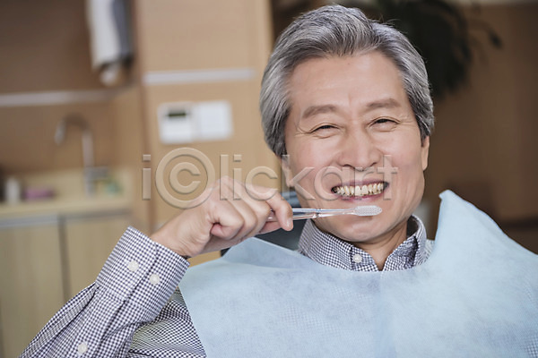 60대 남자 노년 노인남자한명만 한국인 한명 JPG 앞모습 포토 미소(표정) 상반신 실내 앉기 양치 의학 치과 치과용품 치과진료 칫솔