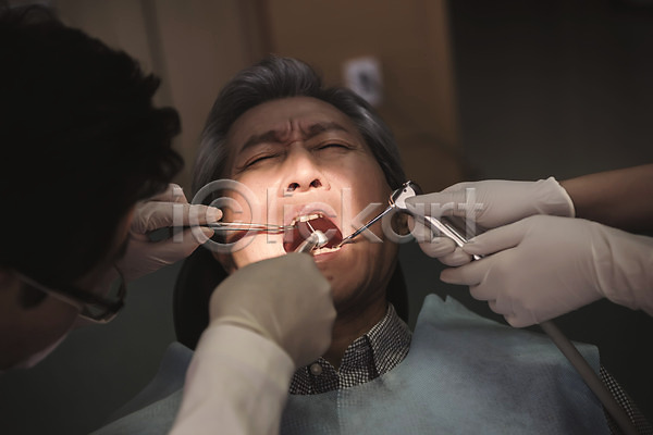 고통 30대 50대 60대 남자 노년 성인 세명 신체부위 여자 중년 한국인 JPG 포토 눕기 상반신 실내 앉기 의학 진료실 찡그림 치과 치과용품 치과의사 치과진료