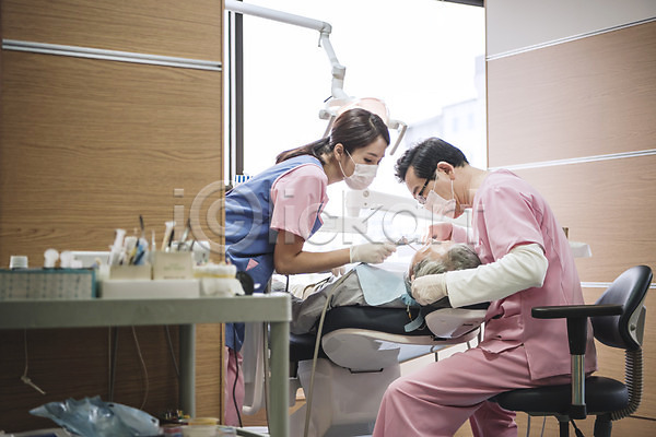 30대 50대 60대 남자 노년 성인 세명 여자 중년 한국인 JPG 포토 눕기 상반신 서기 실내 앉기 의학 진료실 치과 치과용품 치과의사 치과진료 치위생사