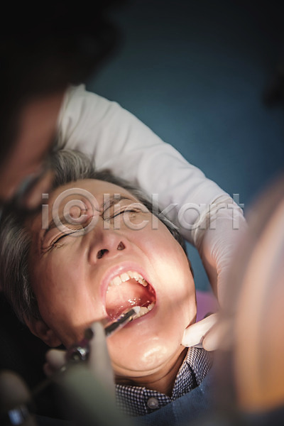 30대 50대 60대 남자 노년 두명 성인 성인만 여자 중년 한국인 JPG 앞모습 포토 눕기 상반신 실내 앉기 의학 진료실 치과 치과용품 치과의사 치과진료 치료