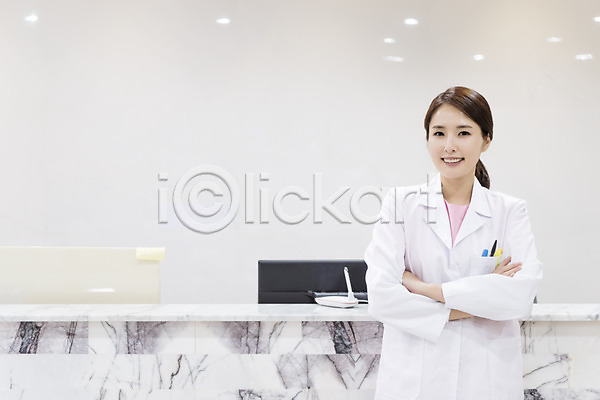 30대 성인 성인여자한명만 여자 한국인 한명 JPG 앞모습 포토 미소(표정) 상반신 서기 실내 의학 치과 치과의사