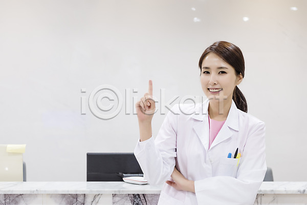 30대 성인 성인여자한명만 여자 한국인 한명 JPG 앞모습 포토 가리킴 미소(표정) 상반신 서기 실내 의학 치과 치과의사