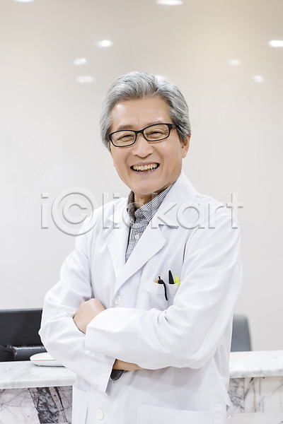 60대 남자 노년 노인남자한명만 한국인 한명 JPG 앞모습 포토 미소(표정) 상반신 서기 실내 의학 치과 치과의사 팔짱