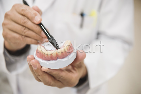 60대 남자 노년 노인남자한명만 한국인 한명 JPG 포토 가리킴 들기 상반신 서기 실내 의학 치과 치과의사 치아모형