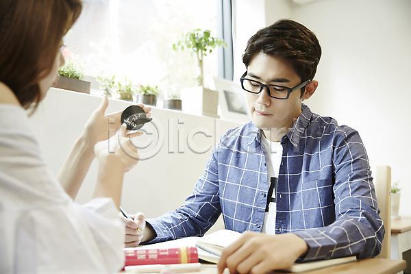 사랑 지루함 20대 남자 두명 성인 성인만 여자 한국인 JPG 앞모습 옆모습 포토 데이트 말풍선 상반신 실내 앉기 카페 커플 커플라이프