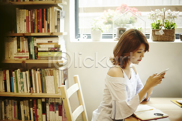 20대 성인 성인여자한명만 여자 한국인 한명 JPG 옆모습 포토 검색 들기 상반신 스마트폰 실내 앉기 카페