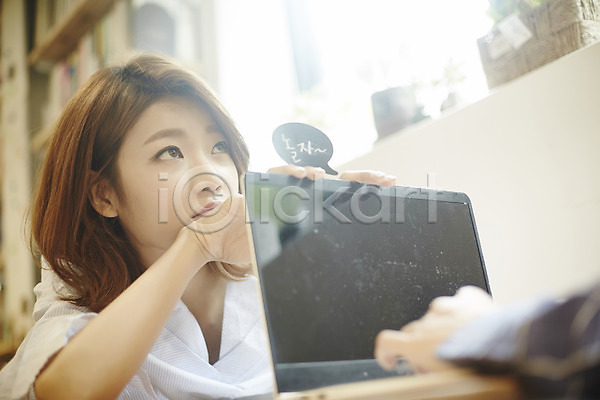 지루함 20대 남자 두명 성인 성인만 여자 한국인 JPG 앞모습 포토 노트북 데이트 말풍선 상반신 실내 앉기 카페 커플 커플라이프