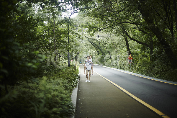 사랑 산책 20대 남자 두명 성인 성인만 여자 한국인 JPG 앞모습 포토 걷기 공원 나무 데이트 도로 미소(표정) 야외 업기 전신 주간 커플 커플라이프