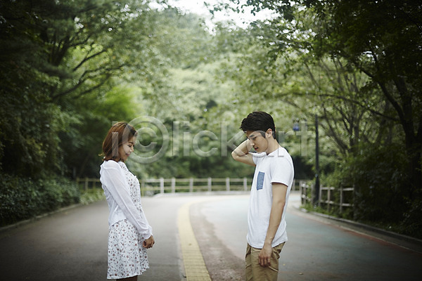 사랑 산책 수줍음 20대 남자 두명 성인 성인만 여자 한국인 JPG 옆모습 포토 공원 나무 데이트 도로 상반신 서기 야외 주간 커플 커플라이프