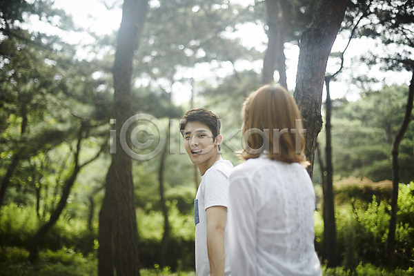 다정 사랑 산책 20대 남자 두명 성인 성인만 여자 한국인 JPG 뒷모습 포토 공원 나무 데이트 뒤돌아보기 미소(표정) 상반신 서기 야외 주간 커플 커플라이프