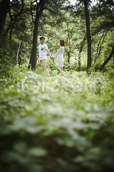 다정 사랑 산책 20대 남자 두명 성인 성인만 여자 한국인 JPG 옆모습 포토 걷기 공원 나무 데이트 미소(표정) 손잡기 숲 야외 전신 주간 커플 커플라이프