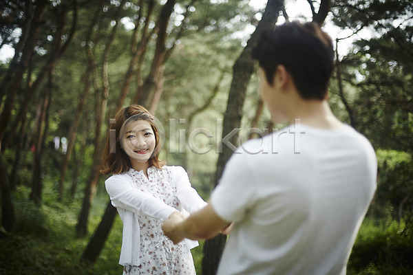 다정 사랑 산책 20대 남자 두명 성인 성인만 여자 한국인 JPG 뒷모습 앞모습 포토 걷기 공원 나무 데이트 미소(표정) 상반신 손잡기 야외 주간 커플 커플라이프