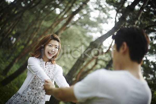 다정 사랑 20대 남자 두명 성인 성인만 여자 한국인 JPG 뒷모습 앞모습 포토 걷기 공원 나무 데이트 미소(표정) 상반신 손잡기 야외 주간 커플 커플라이프
