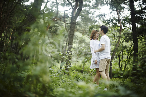 사랑 산책 20대 남자 두명 성인 성인만 여자 한국인 JPG 옆모습 포토 공원 나무 데이트 서기 숲 야외 전신 주간 커플 커플라이프 포옹