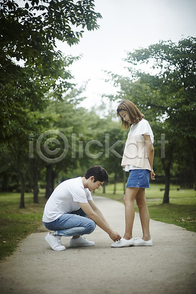 다정 사랑 산책 20대 남자 두명 성인 성인만 여자 한국인 JPG 옆모습 포토 공원 나무 데이트 산책로 서기 신발끈묶기 앉기 야외 전신 주간 커플 커플라이프