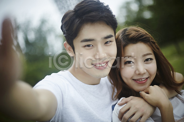 다정 사랑 20대 남자 두명 성인 성인만 여자 한국인 JPG 앞모습 포토 공원 데이트 미소(표정) 상반신 서기 셀프카메라 안기 야외 주간 커플 커플라이프