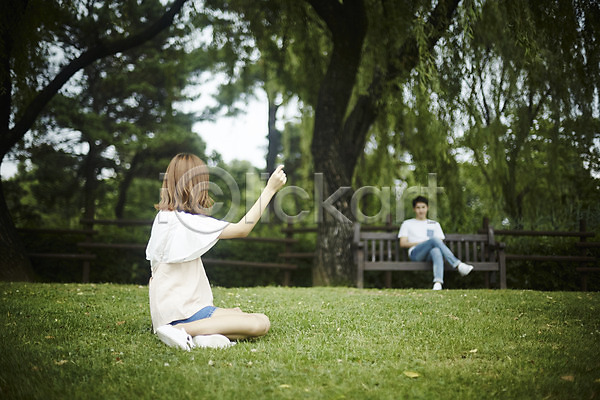 다정 사랑 산책 20대 남자 두명 성인 성인만 여자 한국인 JPG 아웃포커스 앞모습 옆모습 포토 공원 나무 다리꼬기 데이트 앉기 야외 잔디 전신 주간 커플 커플라이프