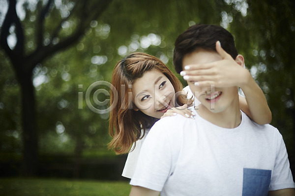 사랑 20대 남자 두명 성인 성인만 여자 한국인 JPG 앞모습 포토 공원 눈가림 데이트 미소(표정) 상반신 야외 주간 커플 커플라이프