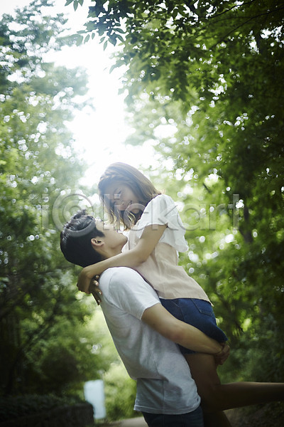 다정 사랑 산책 20대 남자 두명 성인 성인만 여자 한국인 JPG 옆모습 포토 공원 데이트 들어올리기 미소(표정) 상반신 서기 안기 야외 주간 커플 커플라이프