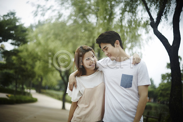 다정 사랑 산책 20대 남자 두명 성인 성인만 여자 한국인 JPG 앞모습 포토 걷기 공원 나무 데이트 미소(표정) 상반신 야외 어깨동무 주간 커플 커플라이프