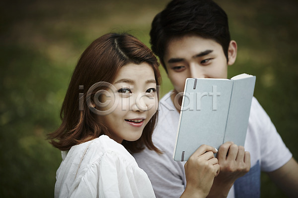 사랑 20대 남자 두명 성인 성인만 여자 한국인 JPG 앞모습 포토 공원 다이어리 데이트 들기 미소(표정) 상반신 앉기 야외 주간 커플 커플라이프