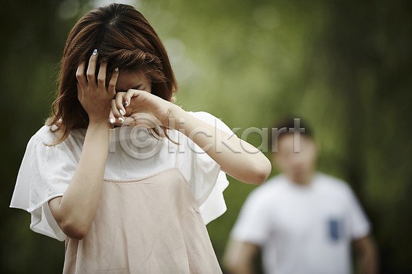 갈등 삐침 20대 남자 두명 성인 성인만 여자 한국인 JPG 아웃포커스 앞모습 포토 공원 데이트 상반신 서기 야외 울음 주간 커플 커플라이프