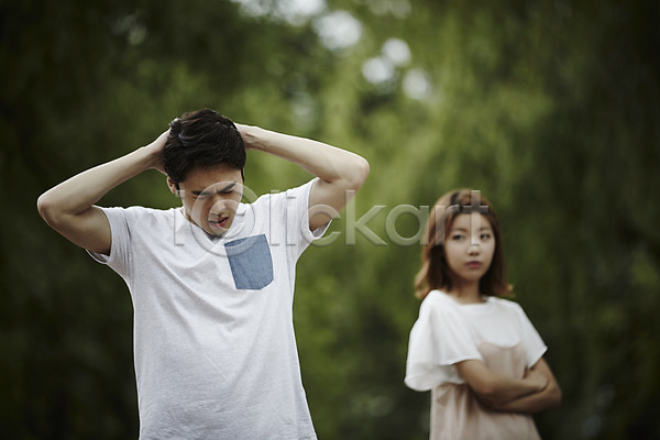 갈등 삐침 짜증 20대 남자 두명 성인 성인만 여자 한국인 JPG 아웃포커스 앞모습 포토 공원 데이트 상반신 서기 야외 주간 커플 커플라이프