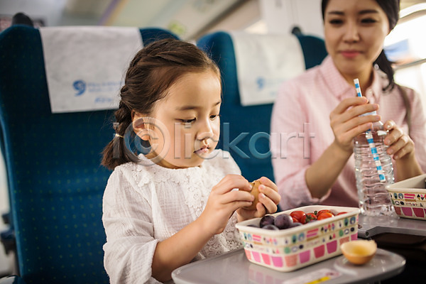 30대 두명 성인 어린이 여자 여자만 한국인 JPG 앞모습 포토 가족라이프 계란 과일 기차 기차여행 들기 딸 모녀 방울토마토 상반신 실내 앉기 엄마 여행 춘천 캐주얼 포도
