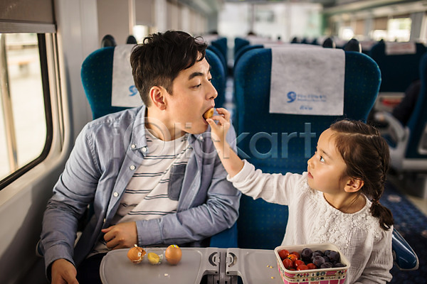 30대 남자 두명 성인 어린이 여자 한국인 JPG 앞모습 포토 가족라이프 계란 기차 기차여행 딸 먹여주기 방울토마토 부녀 상반신 실내 아빠 앉기 여행 춘천 캐주얼 포도