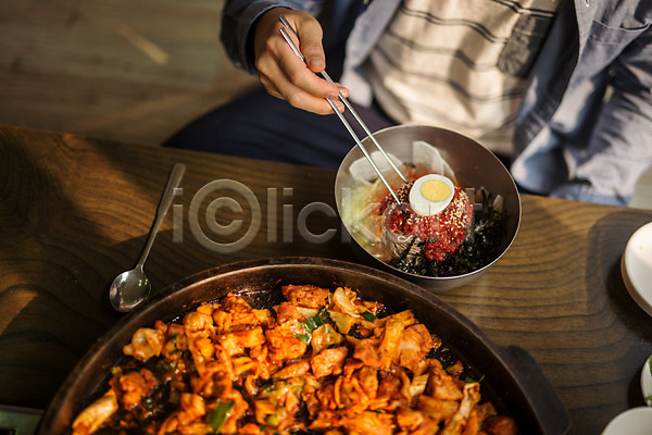 남자 한국인 한명 JPG 앞모습 포토 냉면 닭갈비 상반신 식당 식사 실내 앉기 여행 젓가락 제철음식 춘천 춘천닭갈비 춘천막국수