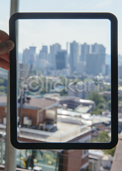 신체부위 한명 JPG 포토 도시 도시풍경 들기 백그라운드 빌딩 손 야외 주간 페이퍼아트 풍경(경치) 프레임