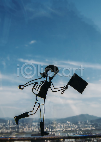 사람 여자 한명 JPG 포토 구름(자연) 깃발 도시 도시풍경 백그라운드 야외 여행객 주간 페이퍼아트 풍경(경치) 프레임 하늘