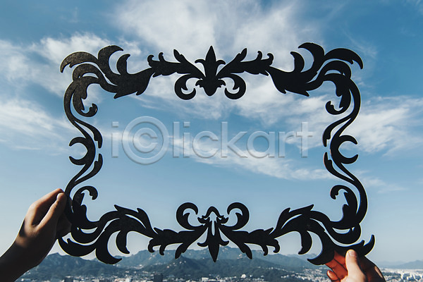 신체부위 한명 JPG 포토 구름(자연) 도시 도시풍경 들기 백그라운드 손 야외 주간 페이퍼아트 풍경(경치) 프레임 하늘