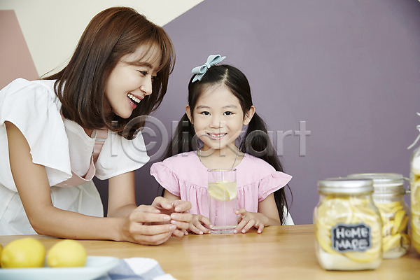 20대 두명 성인 소녀(어린이) 어린이 여자 여자만 한국인 JPG 앞모습 포토 딸 레모네이드 레몬 만들기 모녀 미소(표정) 상반신 식탁 실내 앉기 엄마 주방 주부 주부라이프